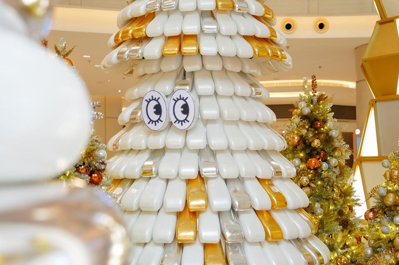 兩旁的聖誕樹亦驚喜地如獲新生眨動好奇的眼睛探索世界。