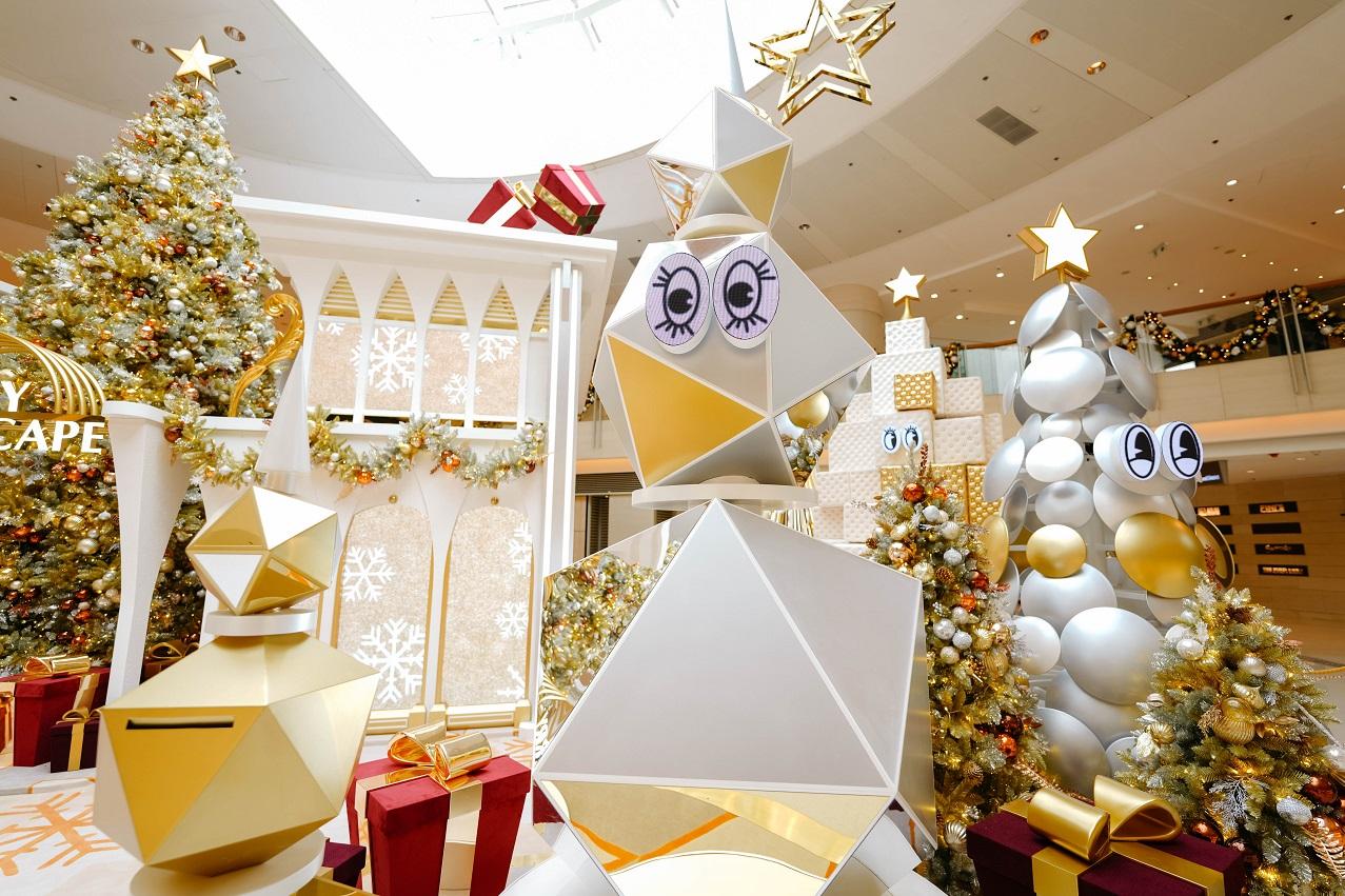 兩旁的聖誕樹亦驚喜地如獲新生眨動好奇的眼睛探索世界。