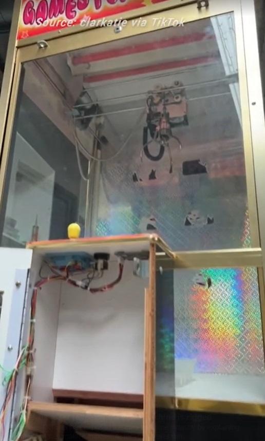 克拉克買的夾公仔機。(互聯網)