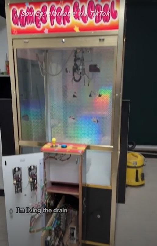 克拉克買的夾公仔機。(互聯網)