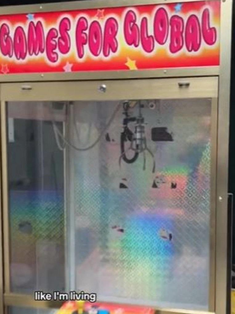 克拉克買的夾公仔機。(互聯網)