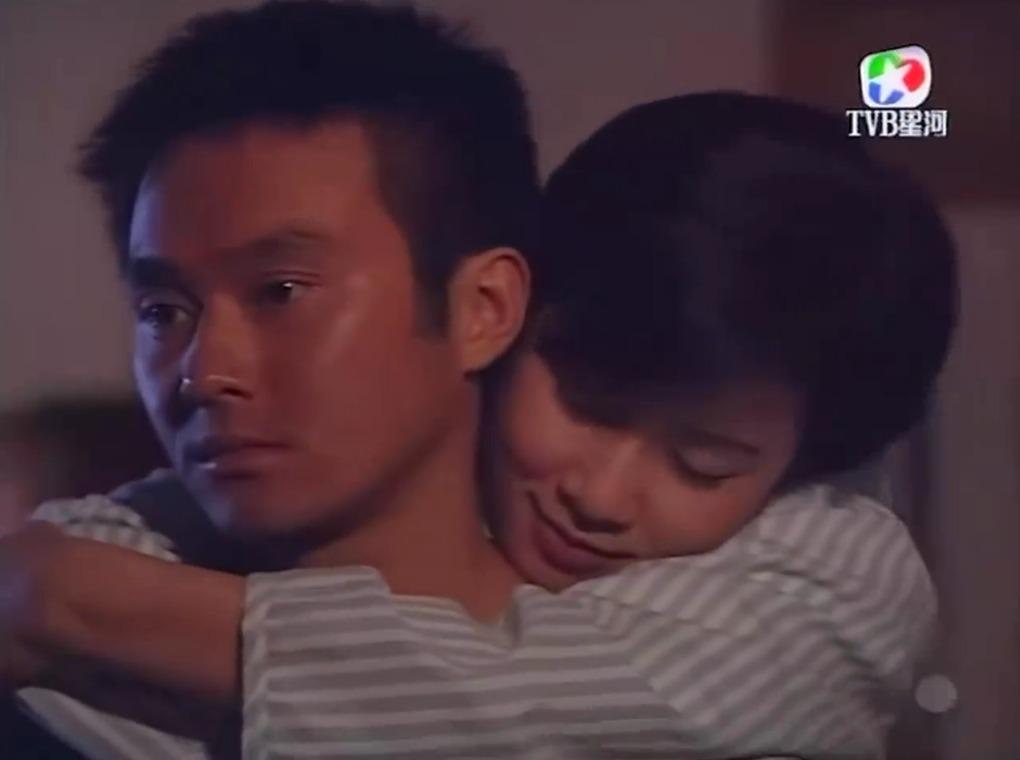 劇集主題曲《祝君好》其中一句歌詞:「寧願沒擁抱共你可到老」,深深打動無數觀眾,道出了文初與君好相愛卻不能愛的深情。 (網上圖片)