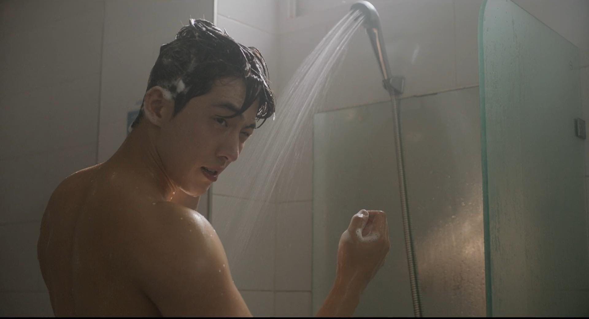 南柱赫在《非法正義》首集上演出浴場面。