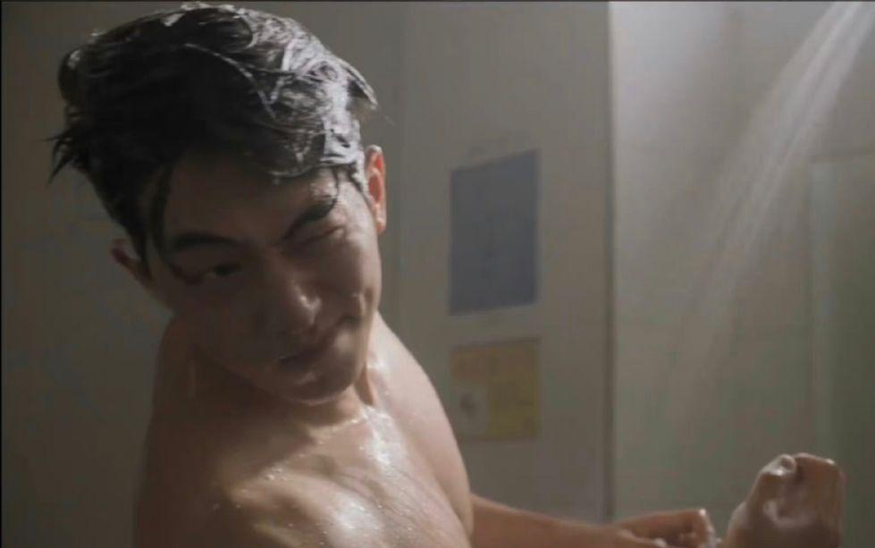 南柱赫在《非法正義》首集上演出浴場面。