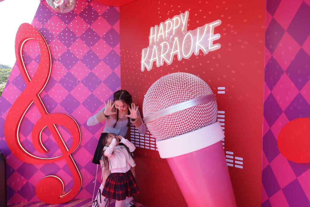 卡拉OK拍照打卡點,富Y2K年代復古風格,讓人禁不住想高歌。