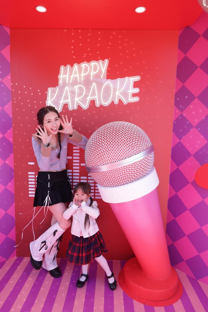 卡拉OK拍照打卡點,富Y2K年代復古風格,讓人禁不住想高歌。