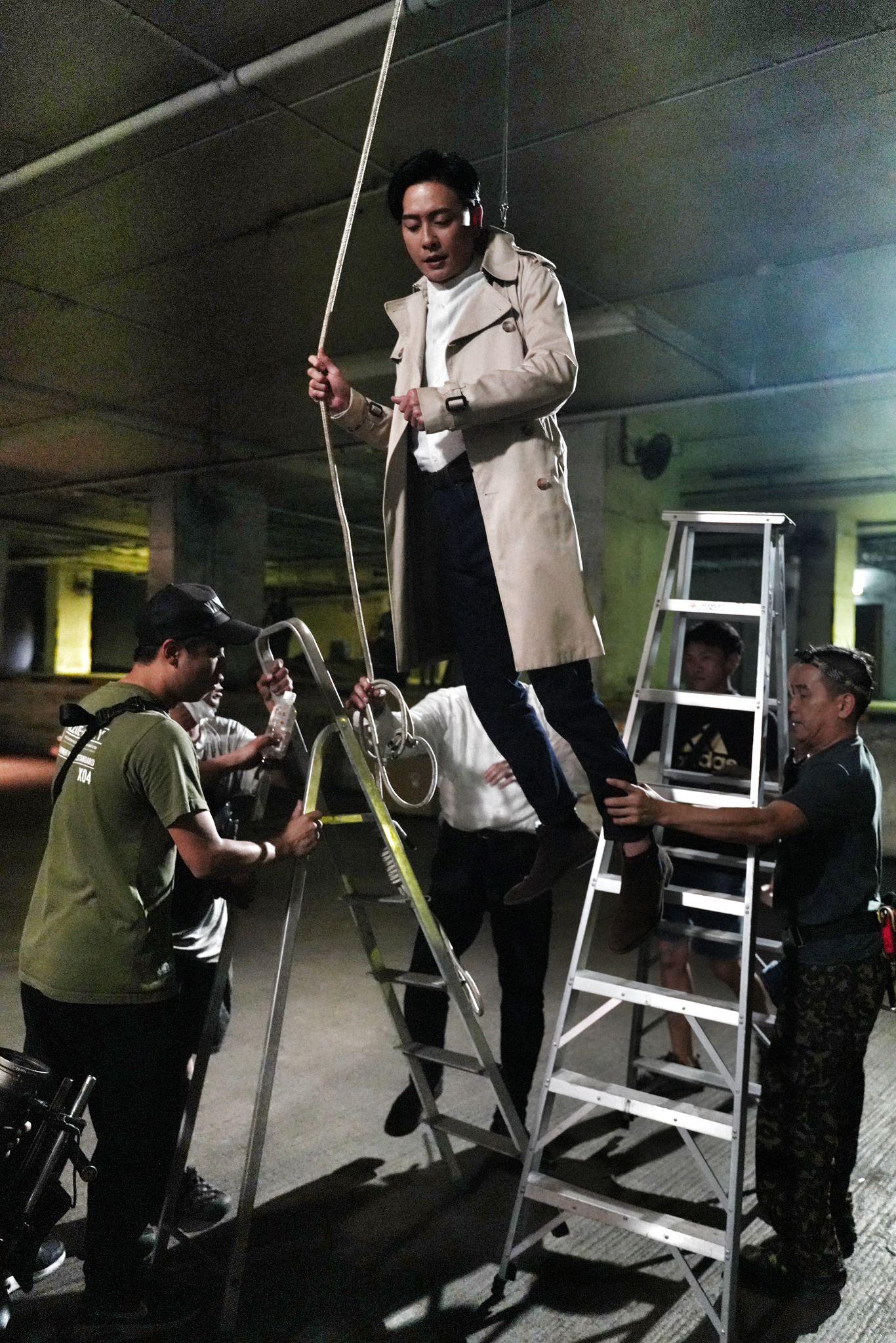 黃宗澤應付被繩索勒頸、禁錮在貨倉半天吊的戲份。