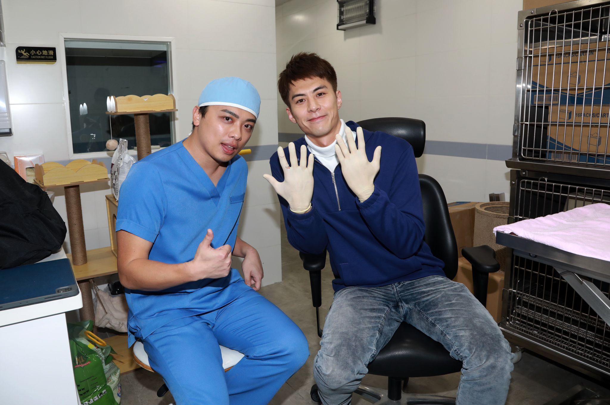 兩個大男孩拍攝時相當投契。