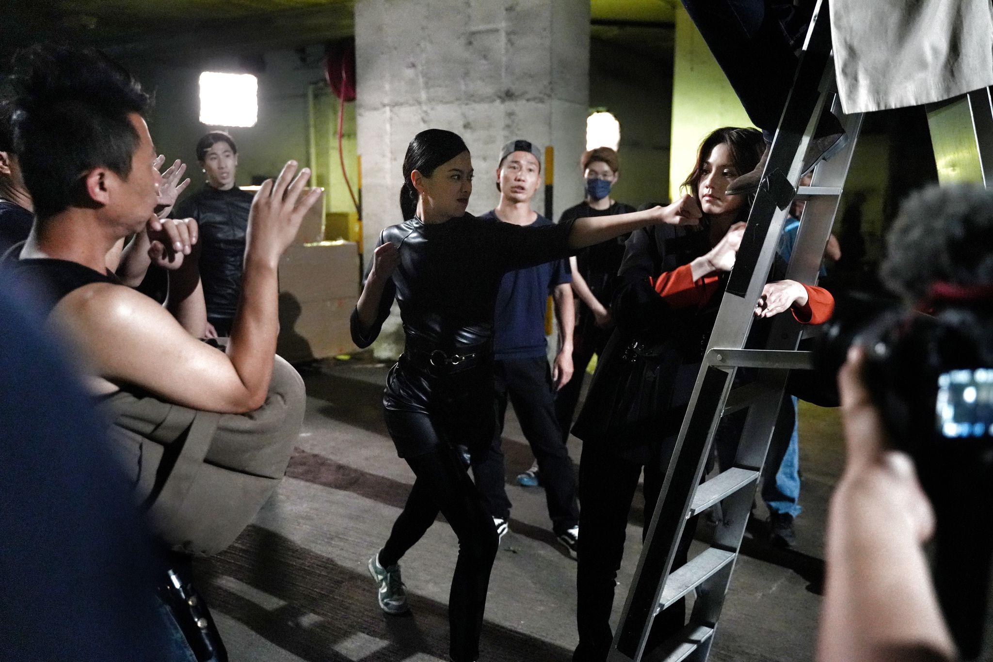 盧慧敏不慎打中周秀娜的嘴唇,令她壓力倍增。