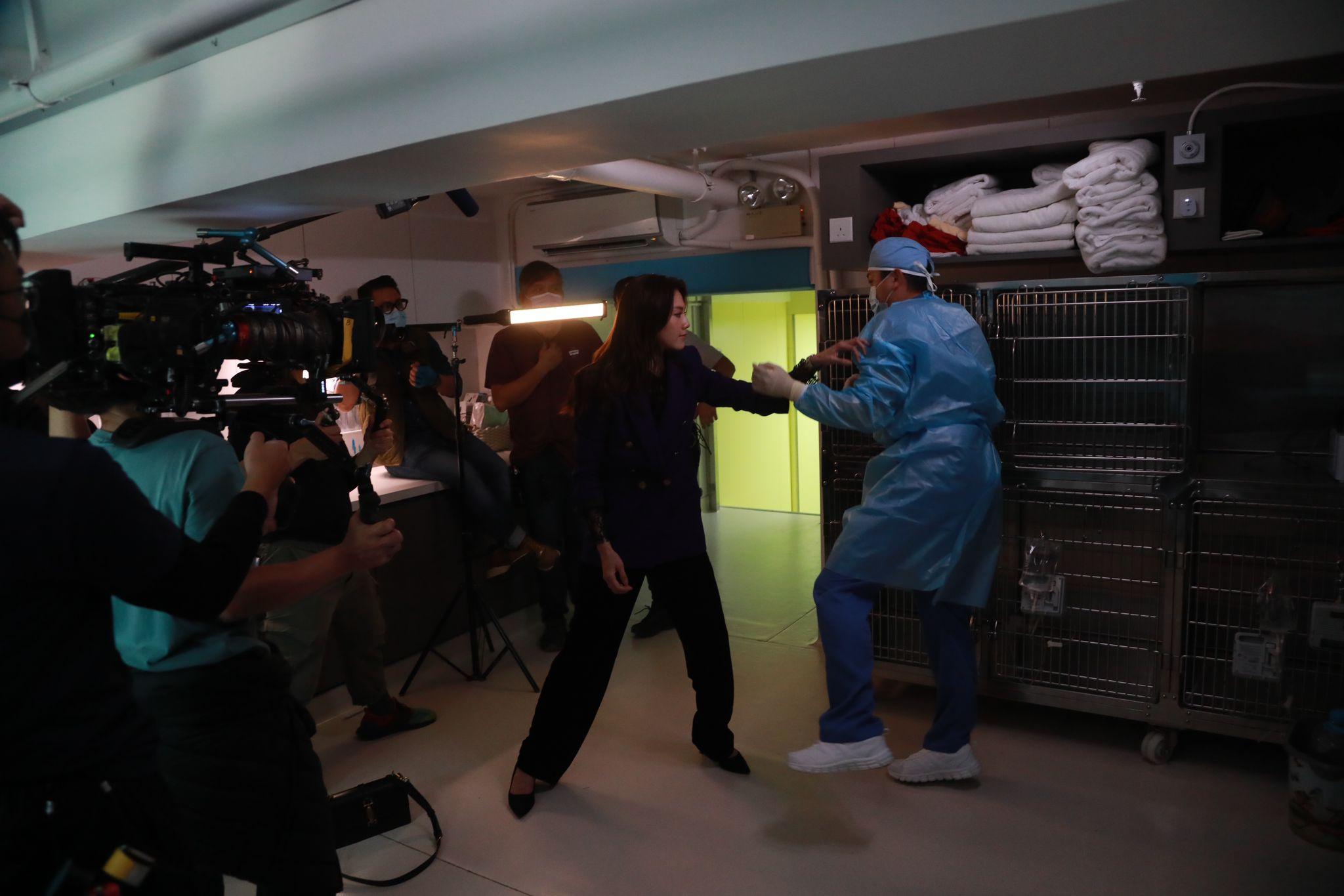 Van陳維諾被周秀娜壁咚毆打叫爽。