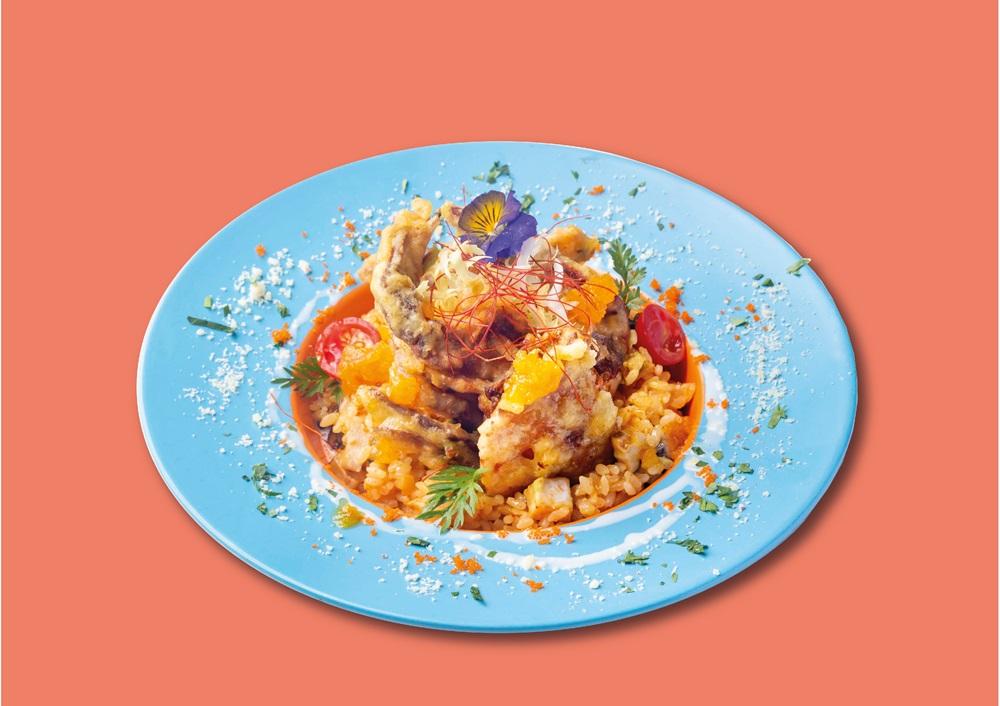 咸蛋黃喇沙珍寶軟殼蟹燉飯 HK$158|採用正宗馬拉喇沙汁加上金沙咸蛋黃醬混和於燉飯中,再將珍寶軟殼蟹塗上金沙咸蛋黃醬提味,炸至金黃香口,每一口都嚐到鹹香惹味。