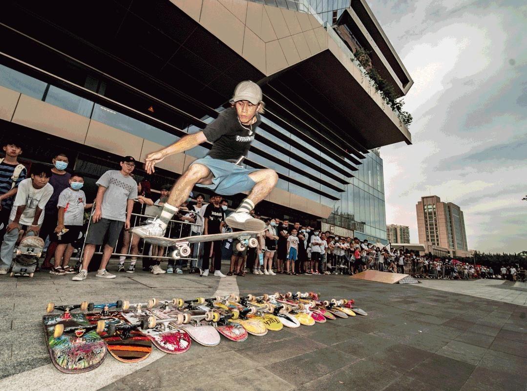 大道上有藝術雕塑、街頭文化、音樂舞蹈表演、特色市集等等,是潮人必到的樂土。(網上圖片)