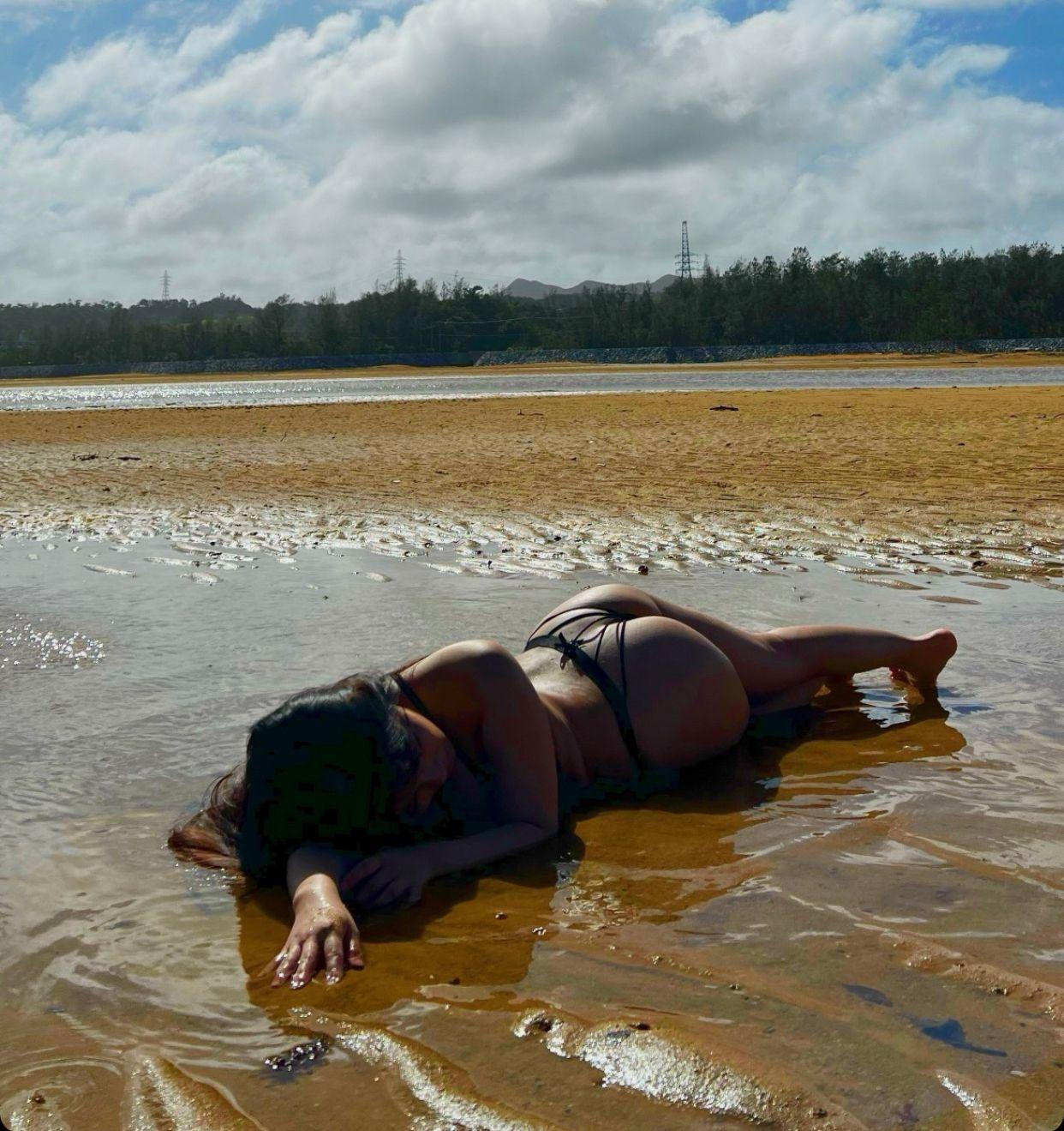 天木純以「鯨魚擱淺」式躺在沙灘大擺甫士,喜感十足。