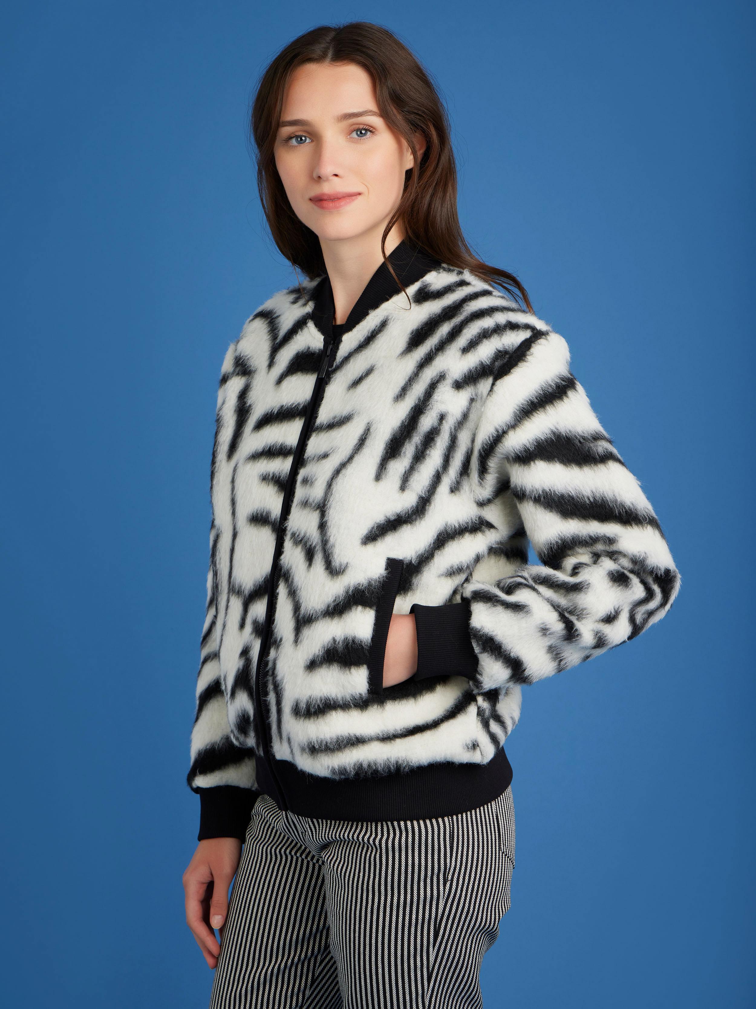 女裝斑馬紋提花外套|特價:HK$2,882 原價:HK$3,390