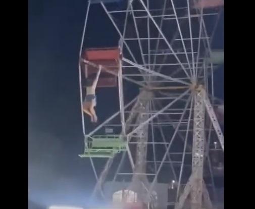 女童吊縣在半空,不停掙扎。(互聯網)