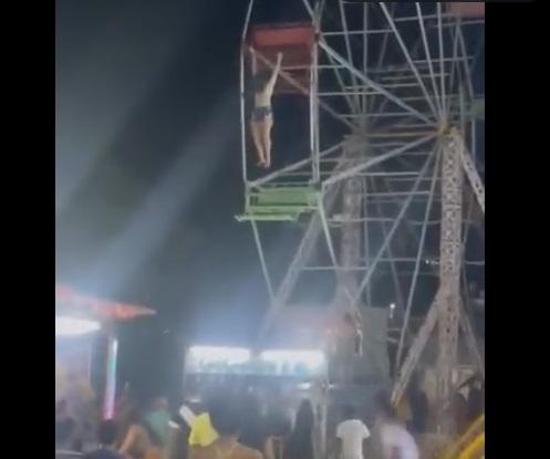 女童吊縣在半空,摩天輪偶爾郁動。(互聯網)