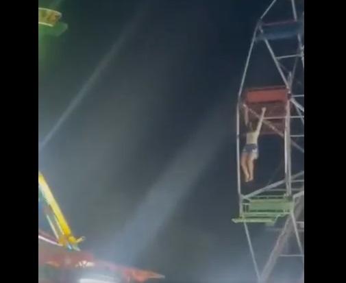 女童抓著椅子,最終乏力。(互聯網)