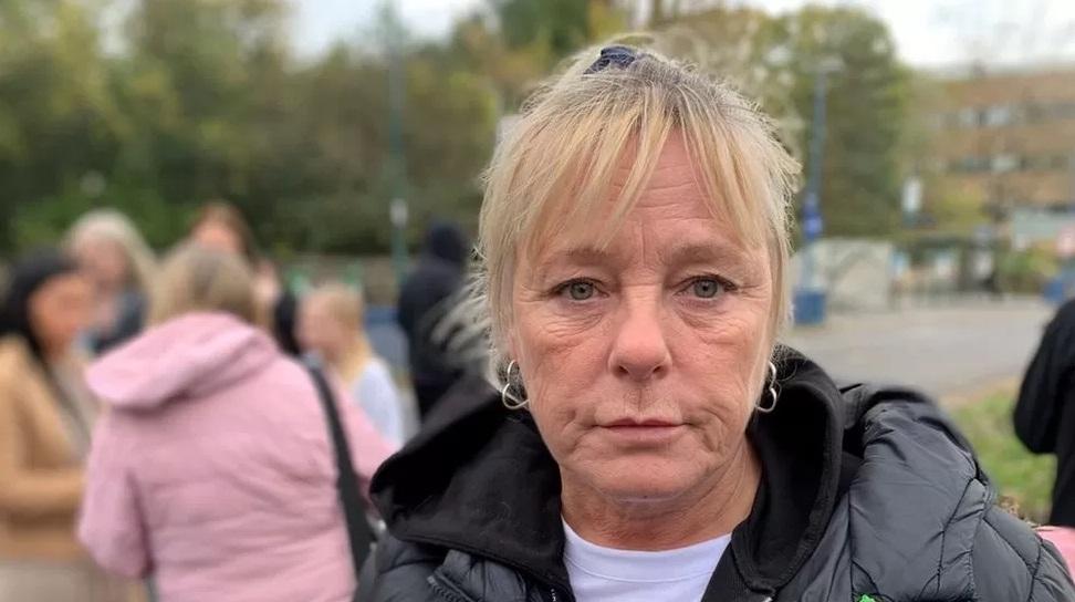 格雷戈里祖母周日在醫院外抗議。(互聯網)