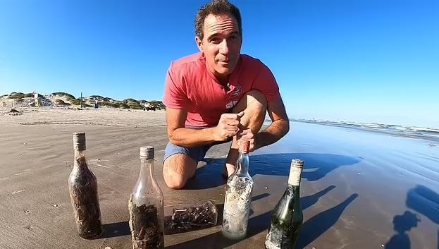 滕內爾介紹巫術瓶的由來。(互聯網)