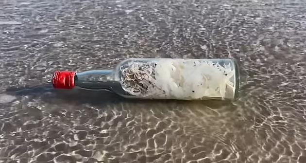 在岸邊發現的巫術瓶。(互聯網)
