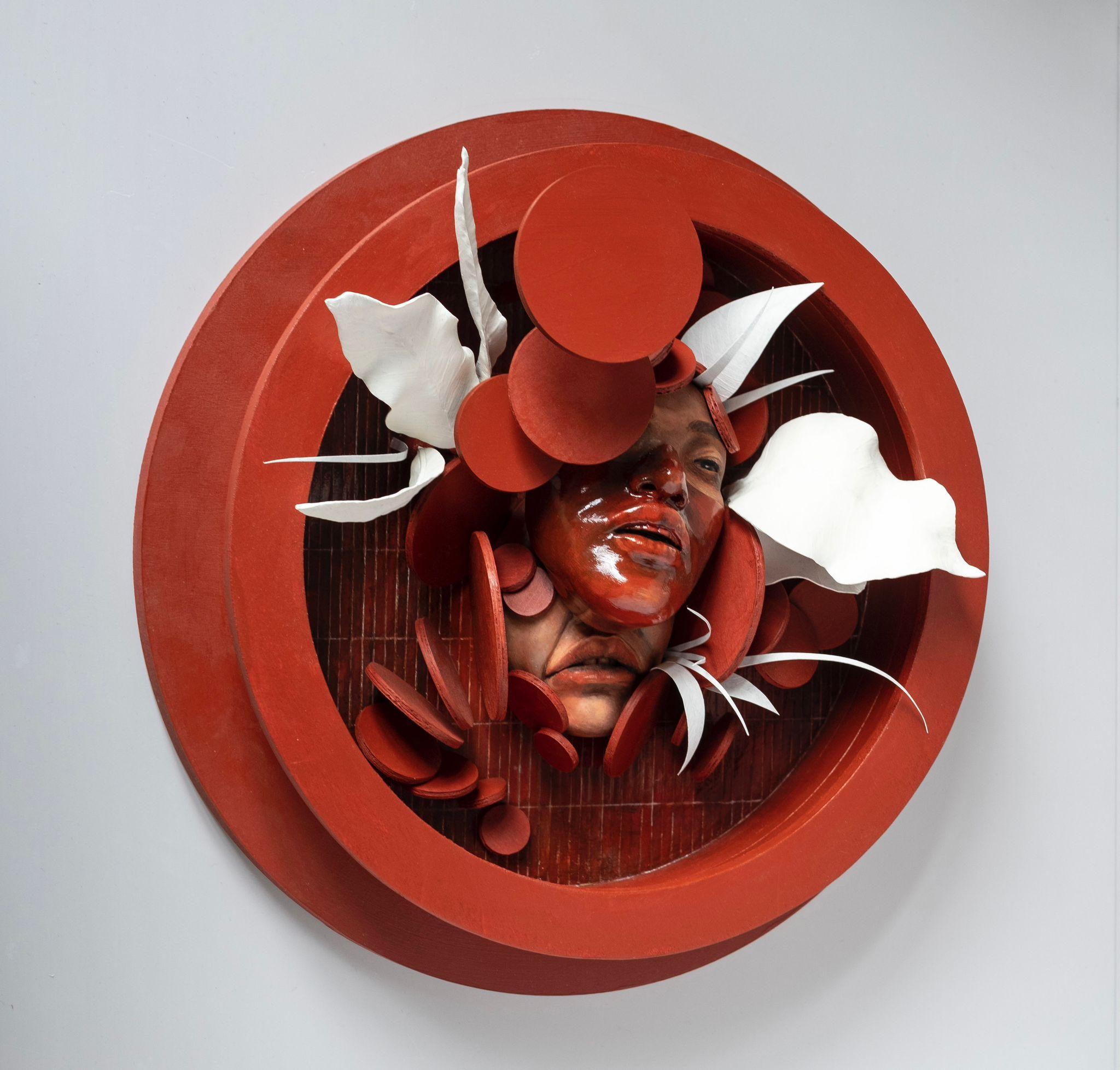 Neil Wang展示了四件雕塑與畫作,當中以塑膠彩、木材、陶泥、紙等多種媒介創造《非常態》。作品通過視覺形式探討了自我認同和自我價值的主題,以及個人在社會中的定位和角色的多樣性。