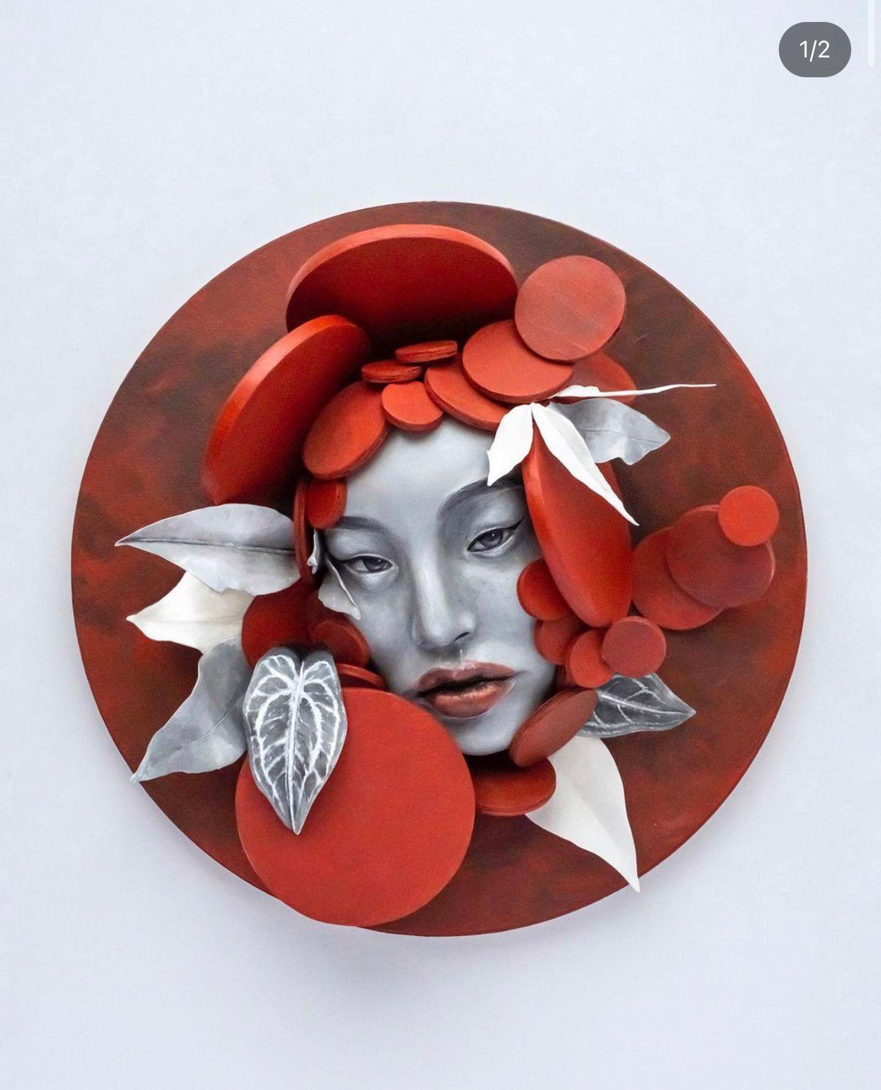 Neil Wang展示了四件雕塑與畫作,當中以塑膠彩、木材、陶泥、紙等多種媒介創造《非常態》。作品通過視覺形式探討了自我認同和自我價值的主題,以及個人在社會中的定位和角色的多樣性。