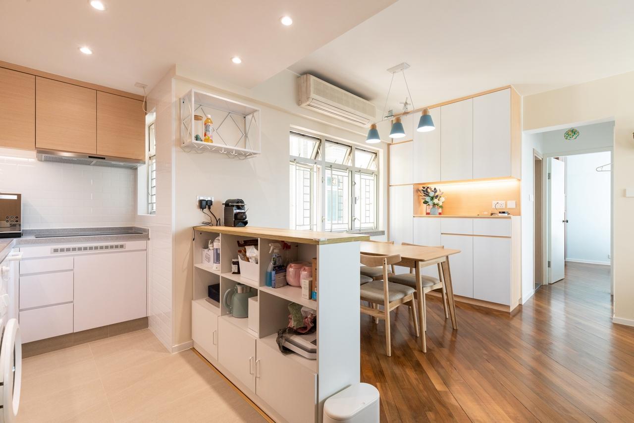 客廳牆身髹上白色油漆,有助於放大空間的感覺