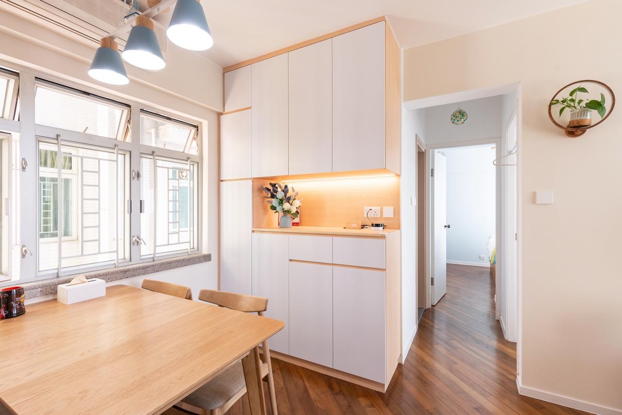 客廳的巨型C字增加收納空間