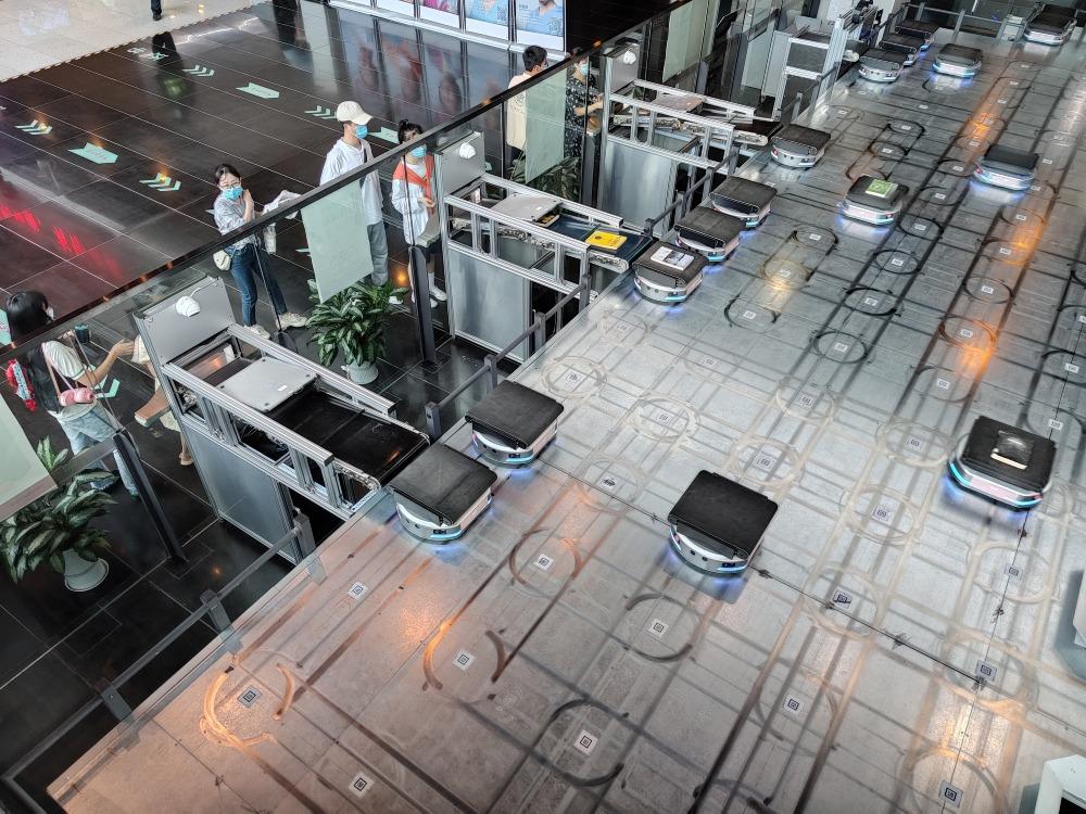 寶安圖書館是一個智慧圖書,利用機械人處理還書服務,這些機械人服務員高效而快捷,減省不少人力資源。(圖片來源:視覺中國 )