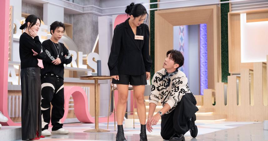 小S(左)化身「徐導」,親自幫修杰楷導戲。(圖/東森綜合台 提供)