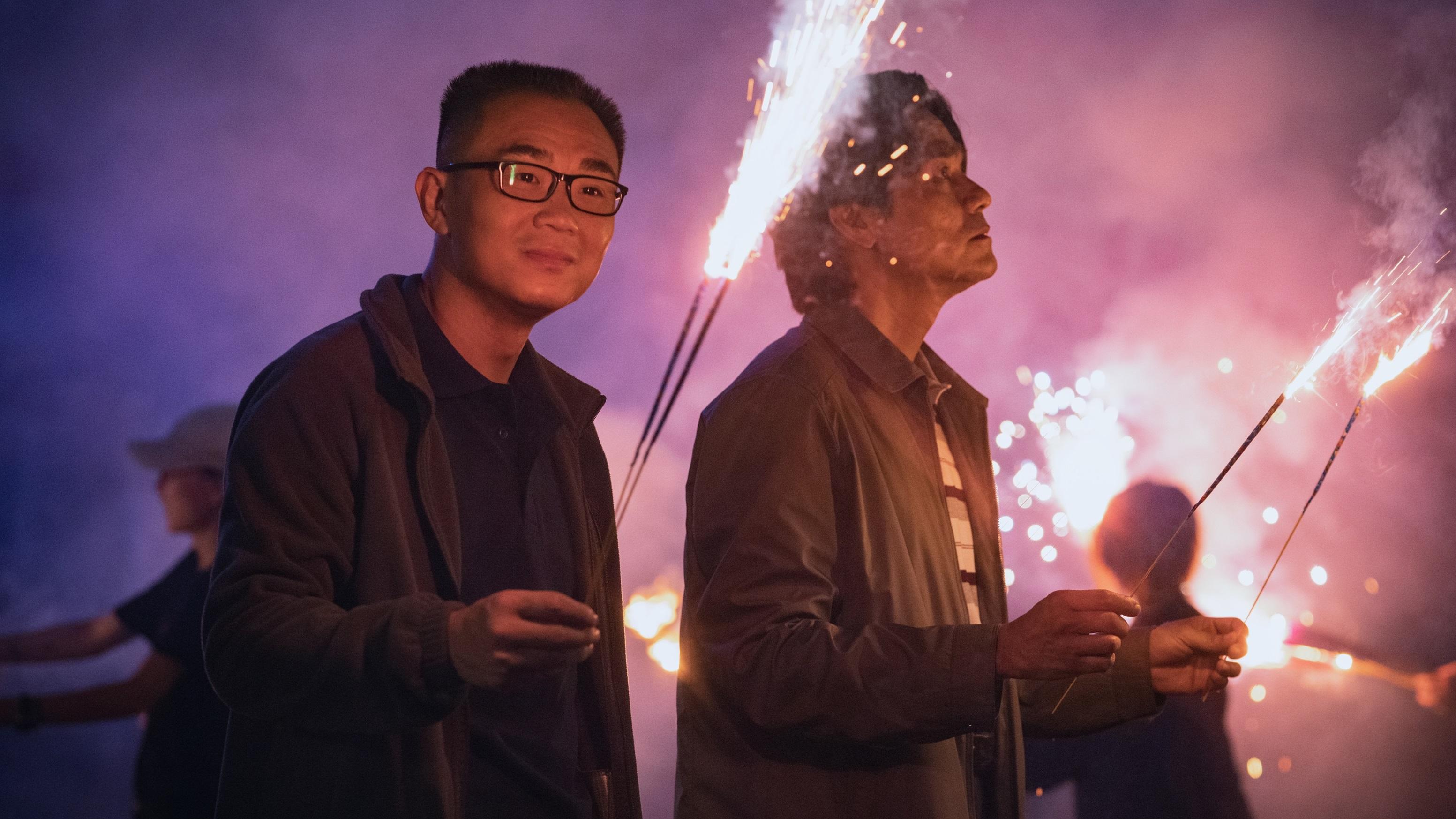 大鵬(左)和林家棟有不少精彩的對手戲。(《第八個嫌疑人》劇照)