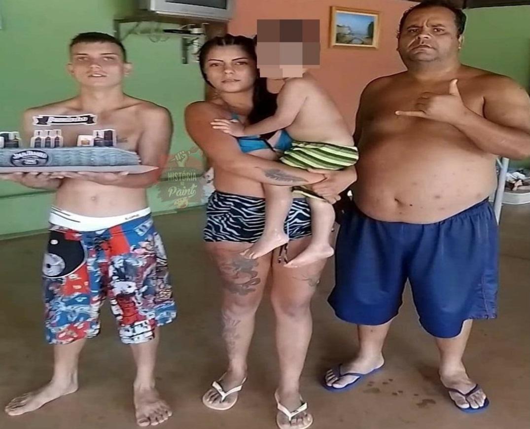 卡米拉抱著孩子,與丈夫尤尼奧及父親埃迪爾森合照。(互聯網)