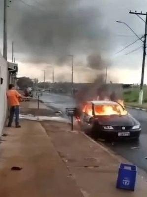 女婿的私家車被燒毀。(互聯網)