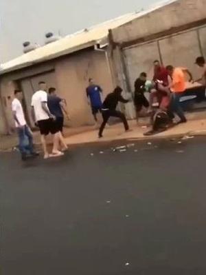 埃迪爾森被民眾圍毆。(互聯網)