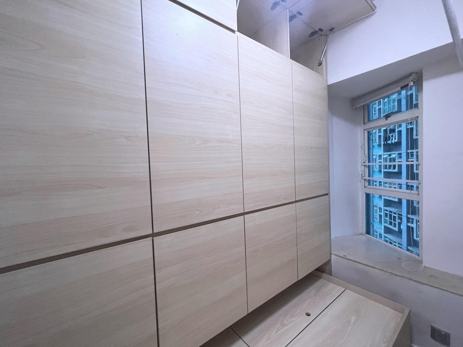 單位有大量收納衣櫃,全部簇新企理。