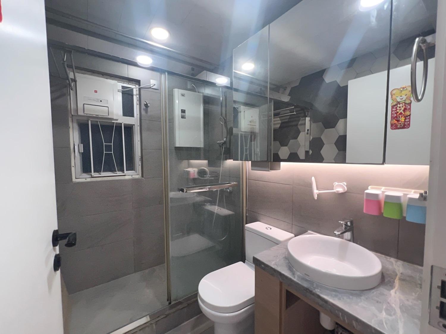 水泥灰色的浴室,企理實用。