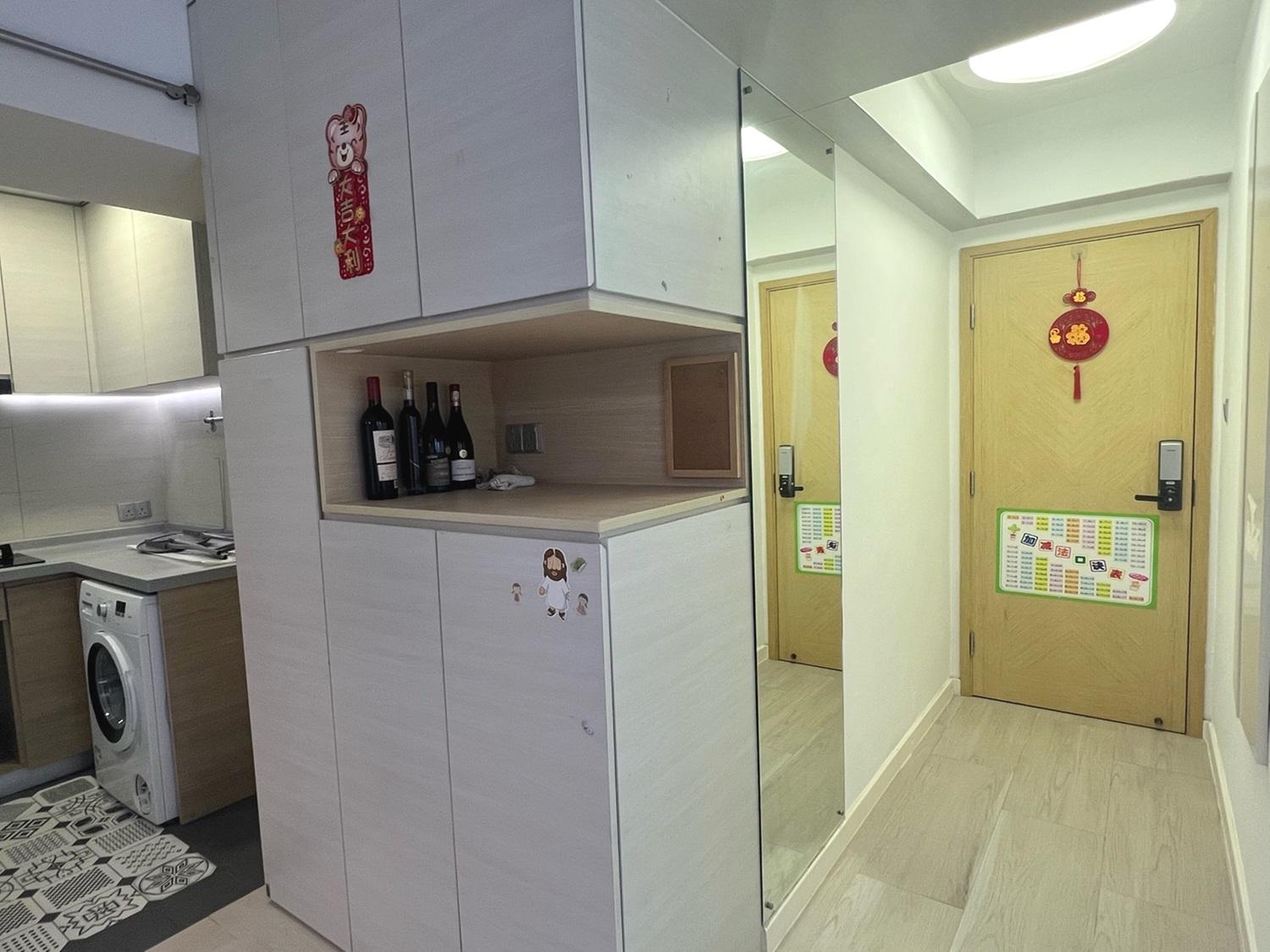 玄關設有置頂鞋櫃及儲物頗,旁為趟門設計的廚房,設計美觀實用。