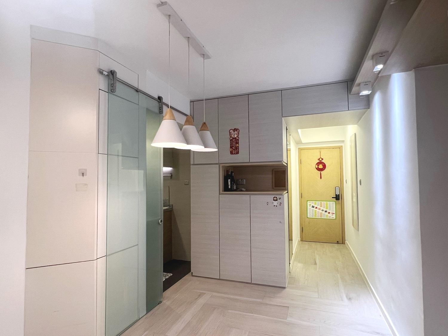 廚房以磨砂玻璃趟門作分隔,有助增加視覺空間感。