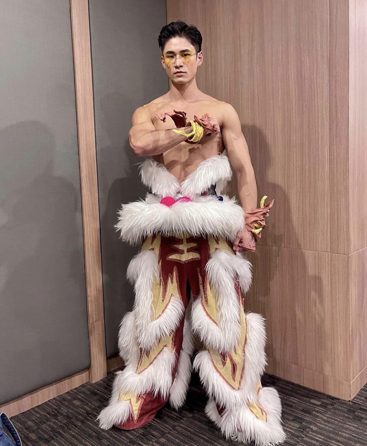 Oliver以醒獅戰衣參戰民族服飾環節,既有濃厚中國風又充滿香港特式。