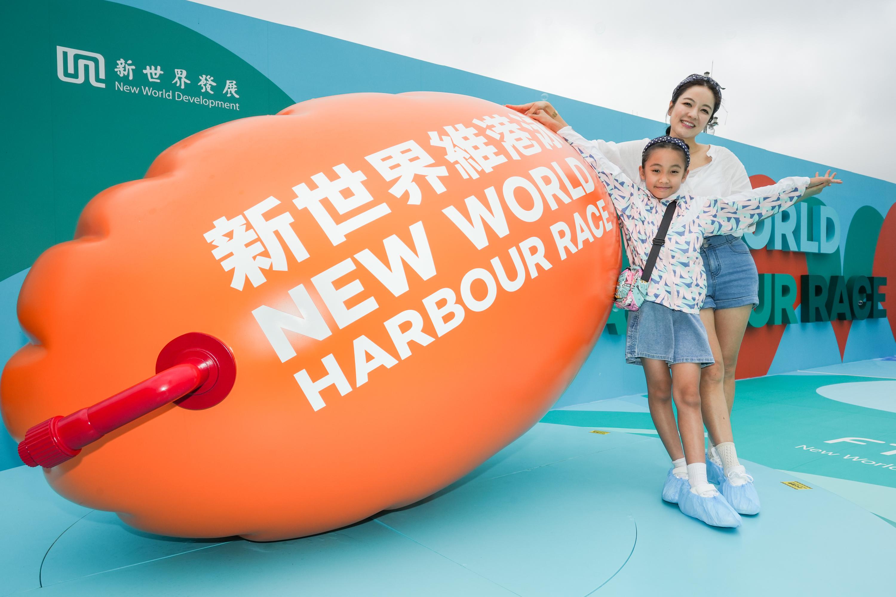 「新世界維港巨型浮」