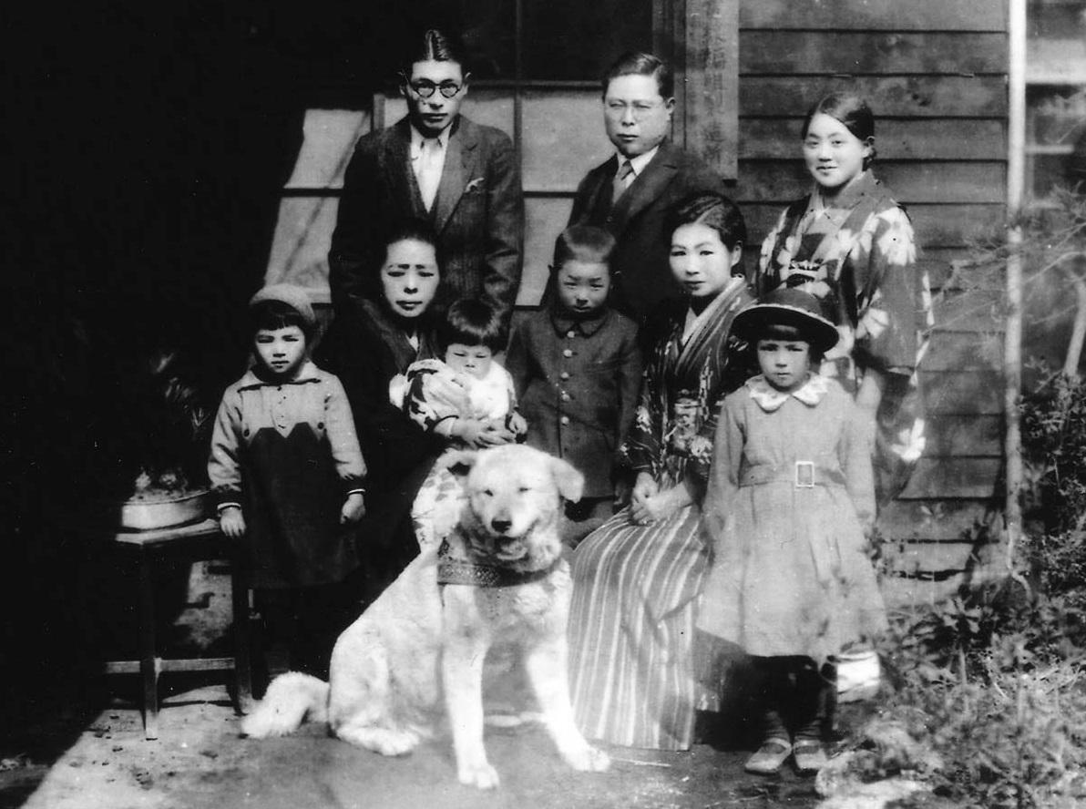 八公與主人一家合照。(互聯網)