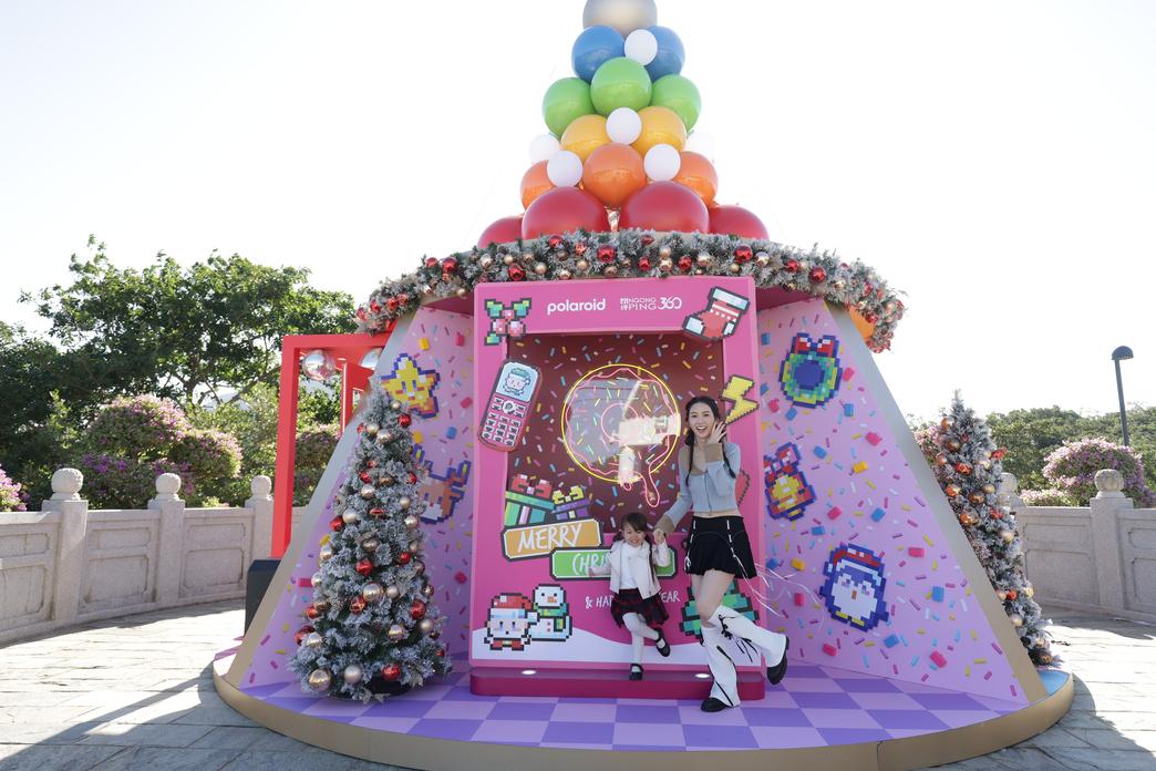 昂坪市集內7米高、寶麗來彩虹色調的聖誕樹,充滿炫彩的佳節氣氛。