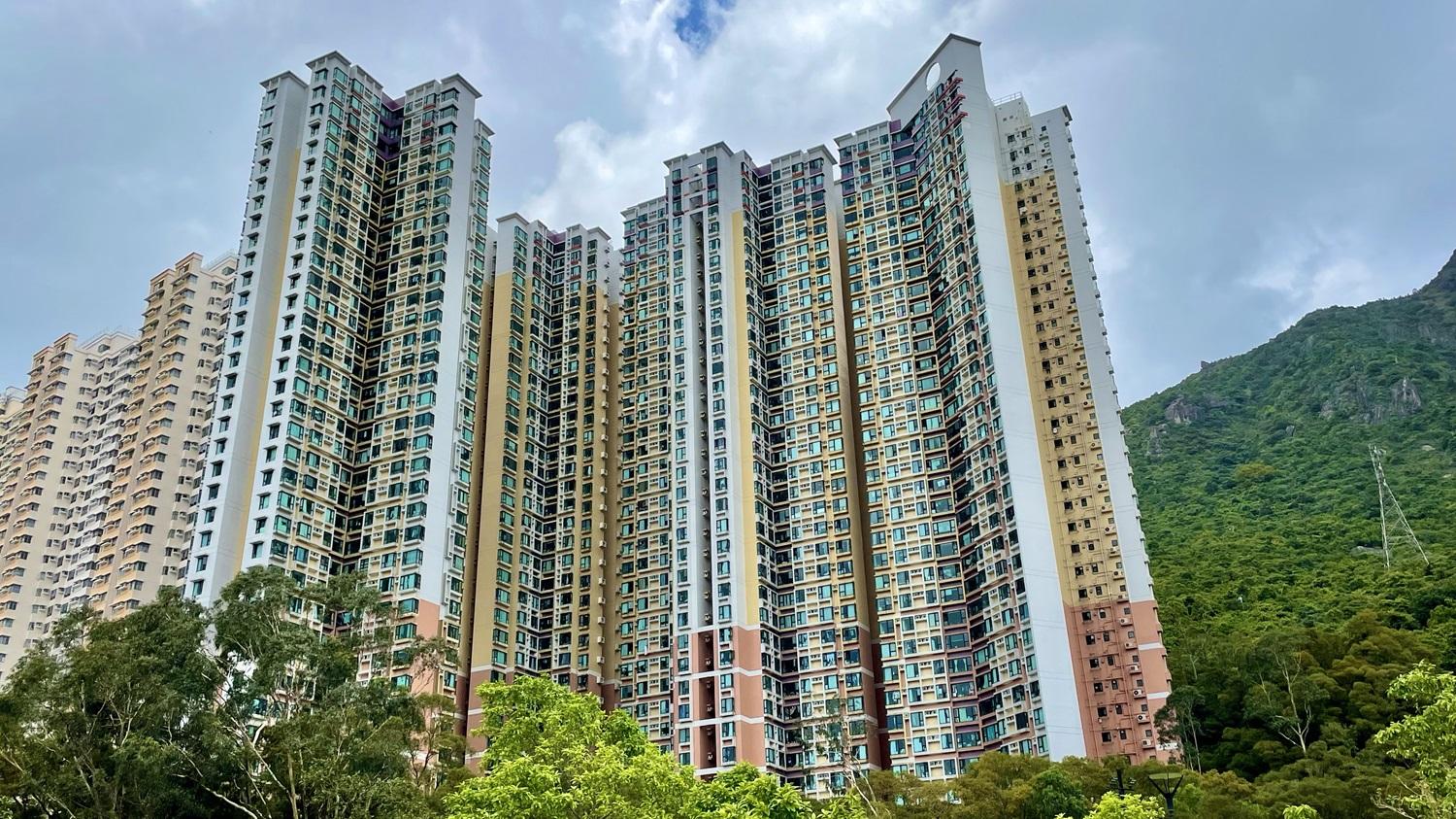 曉暉花園位於牛池灣半山,背靠飛鵝山,全苑共有4座物業,提供1,034伙單位。