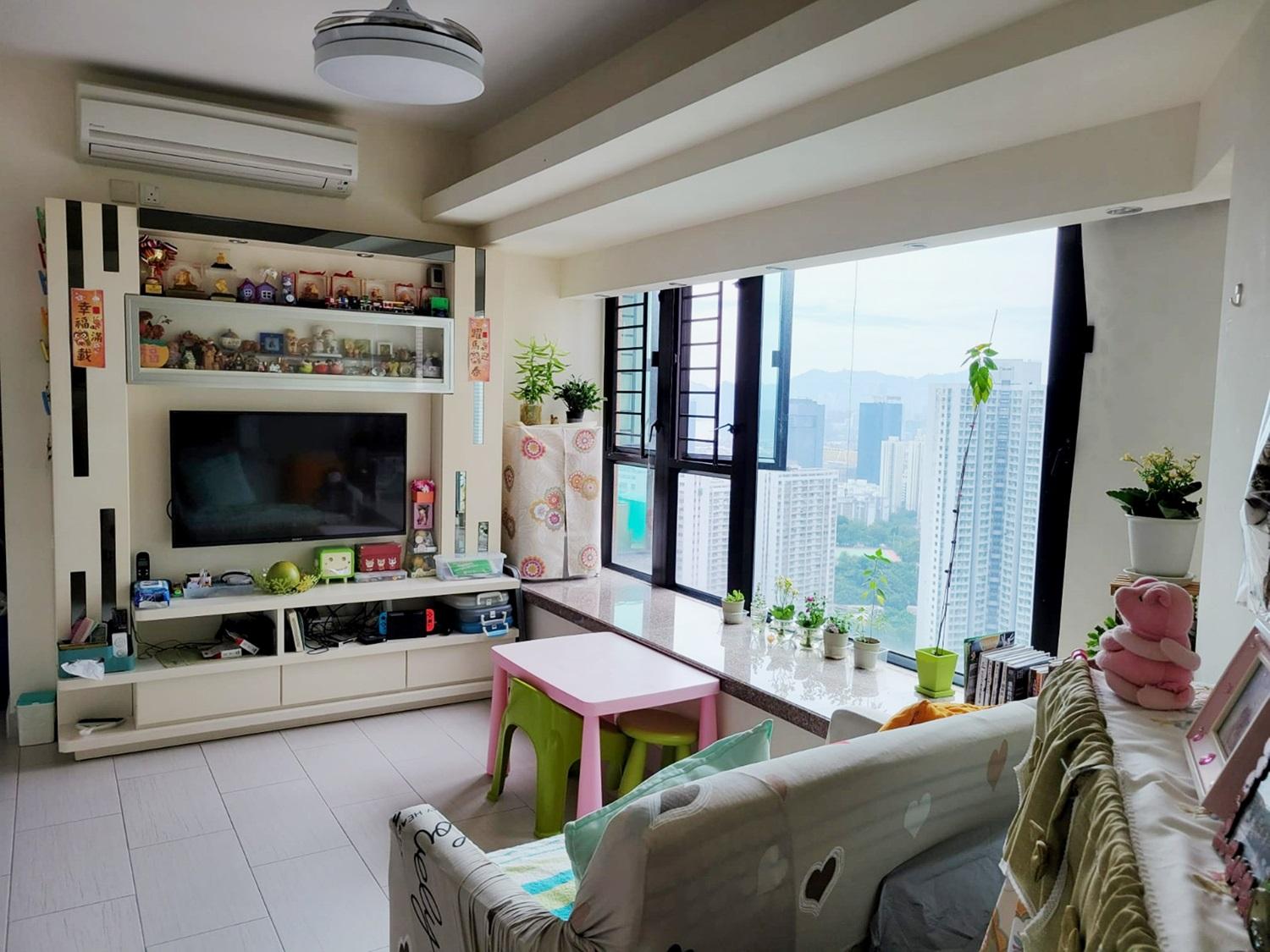 客廳窗戶闊大,採光度極高。