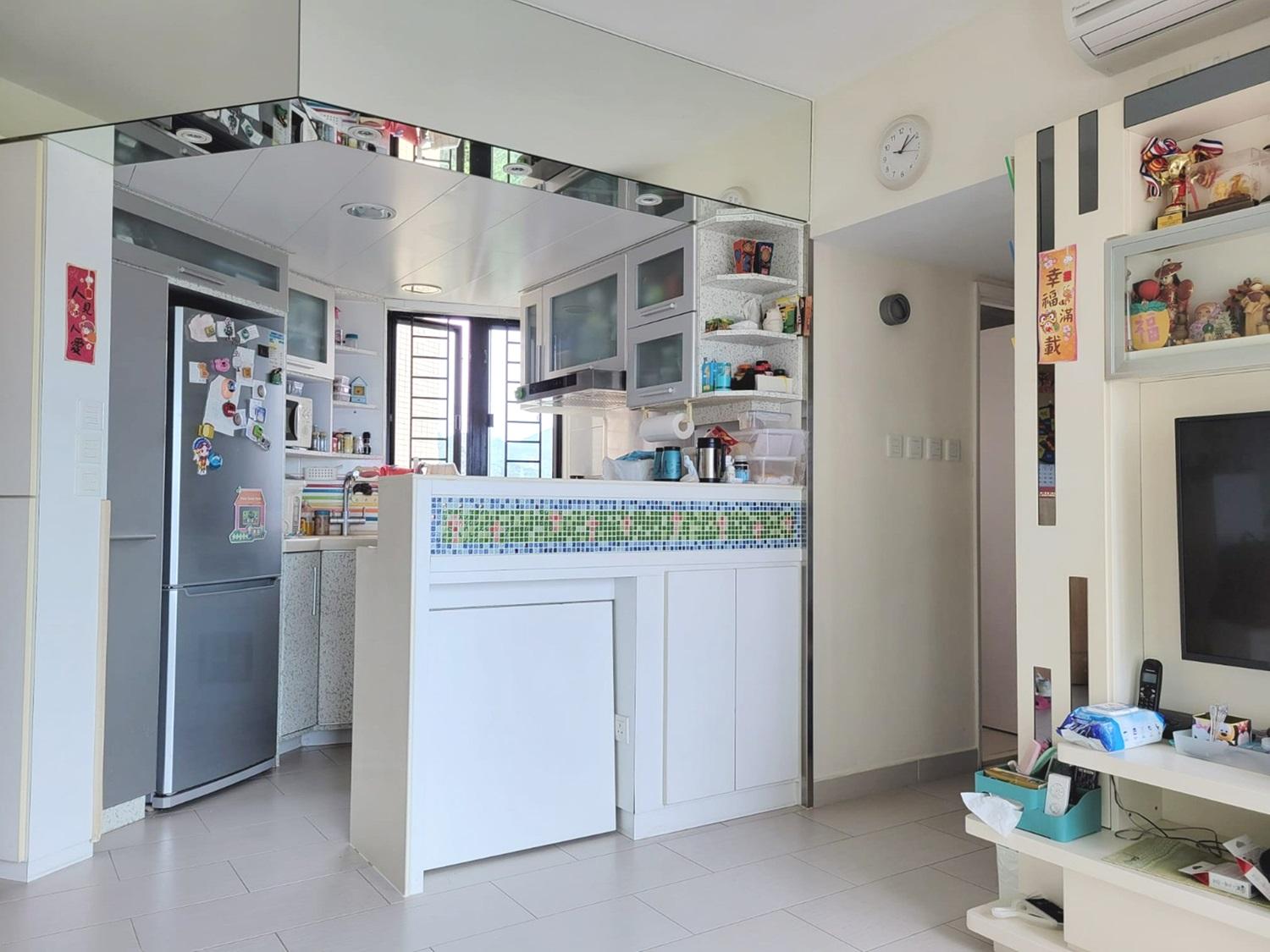 廚房採開放式設計,令空間感大增,裝修亦雅緻。