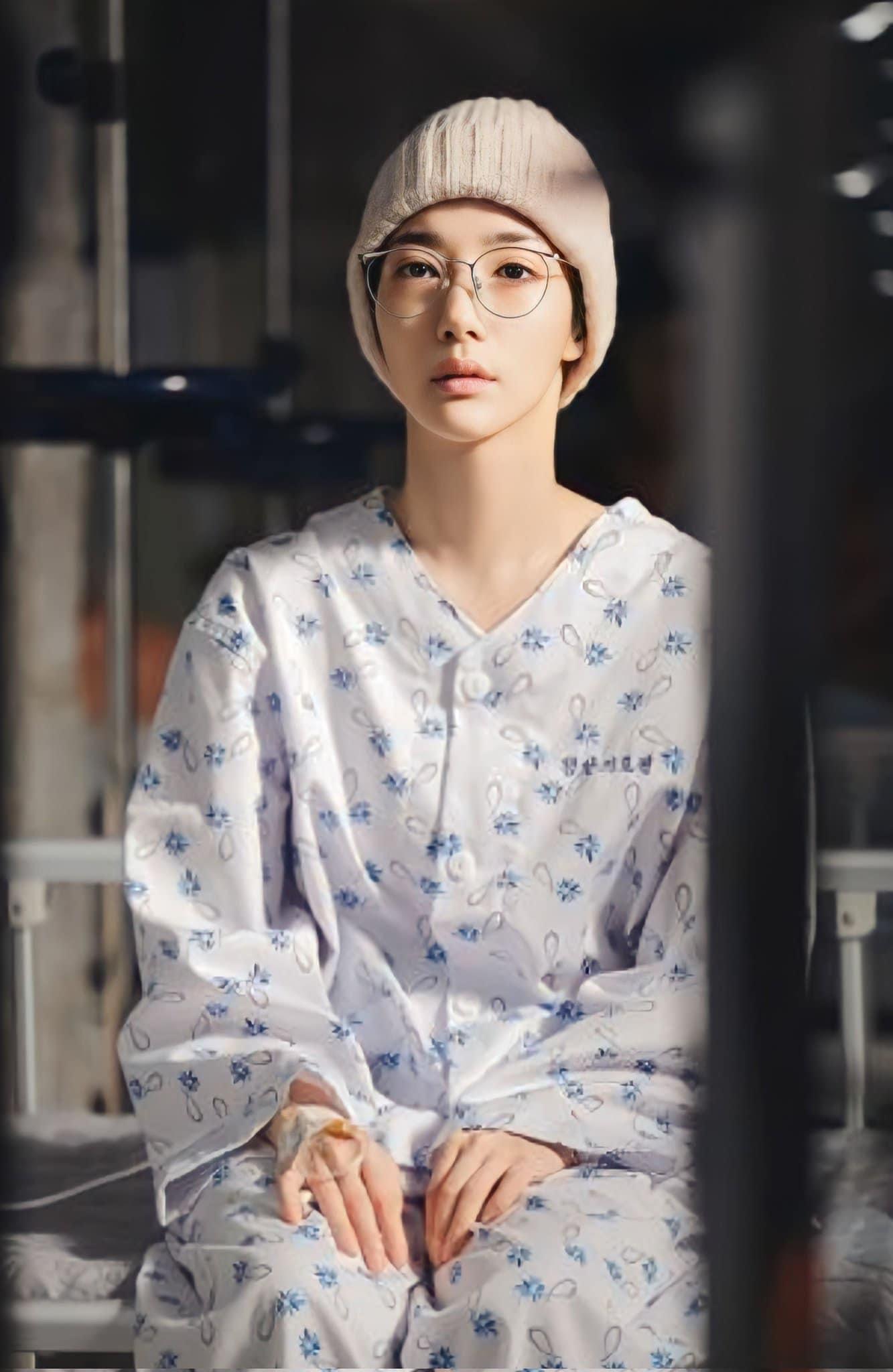 劇照中,姜智媛穿病人服戴上冷帽,瘦削凹陷的臉頰和蒼白面色相當神似。