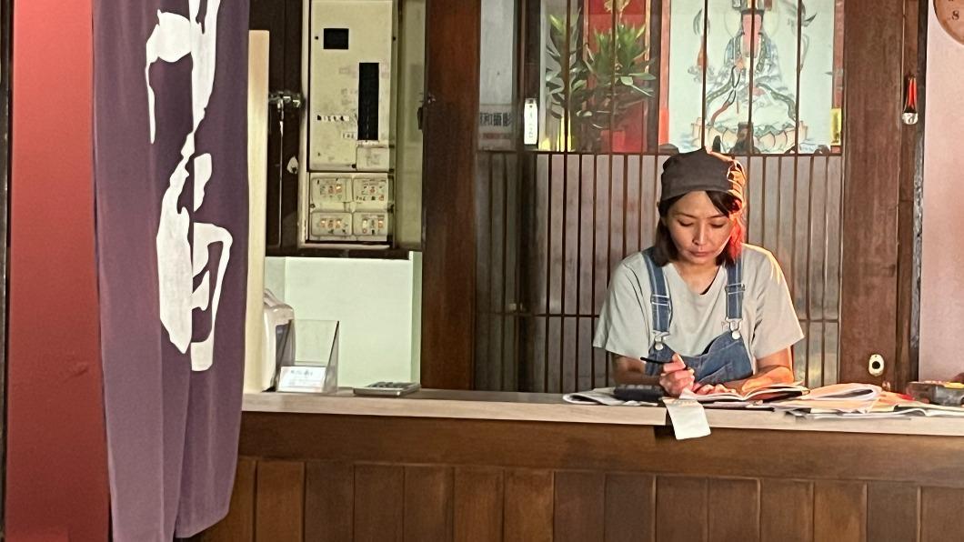 林曉培為主打歌《時光的劇場》拍攝MV,更化身打掃溫泉的阿姨。