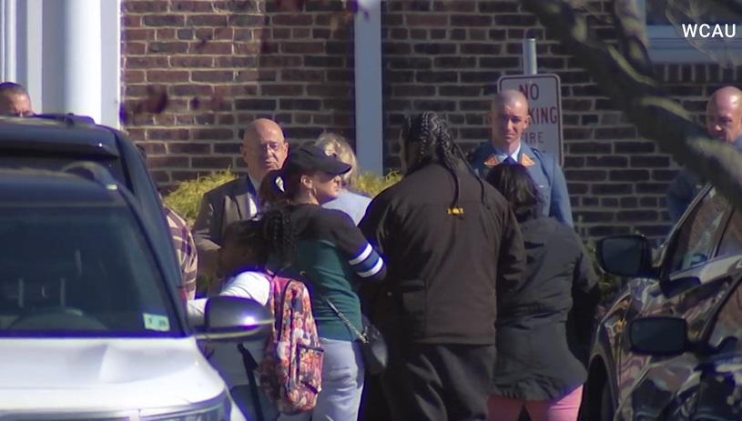 家長聚集了解事件。(互聯網)