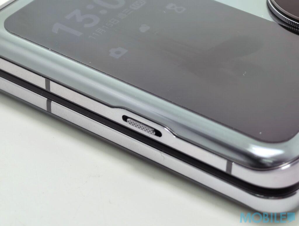 機身左側設有靜音實體按鍵。