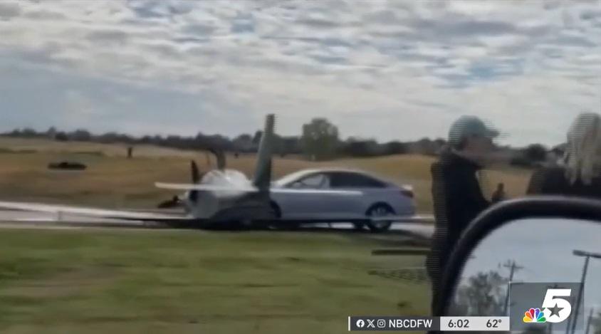另有民眾拍到飛機撞上汽車。(互聯網)